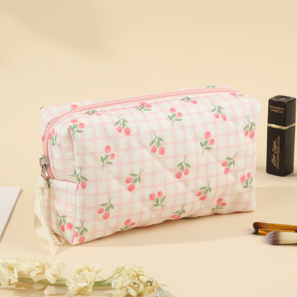 Çiçek desenli kapitone ruj sak - Skincare D'Alba incelemesi ve fiyatı